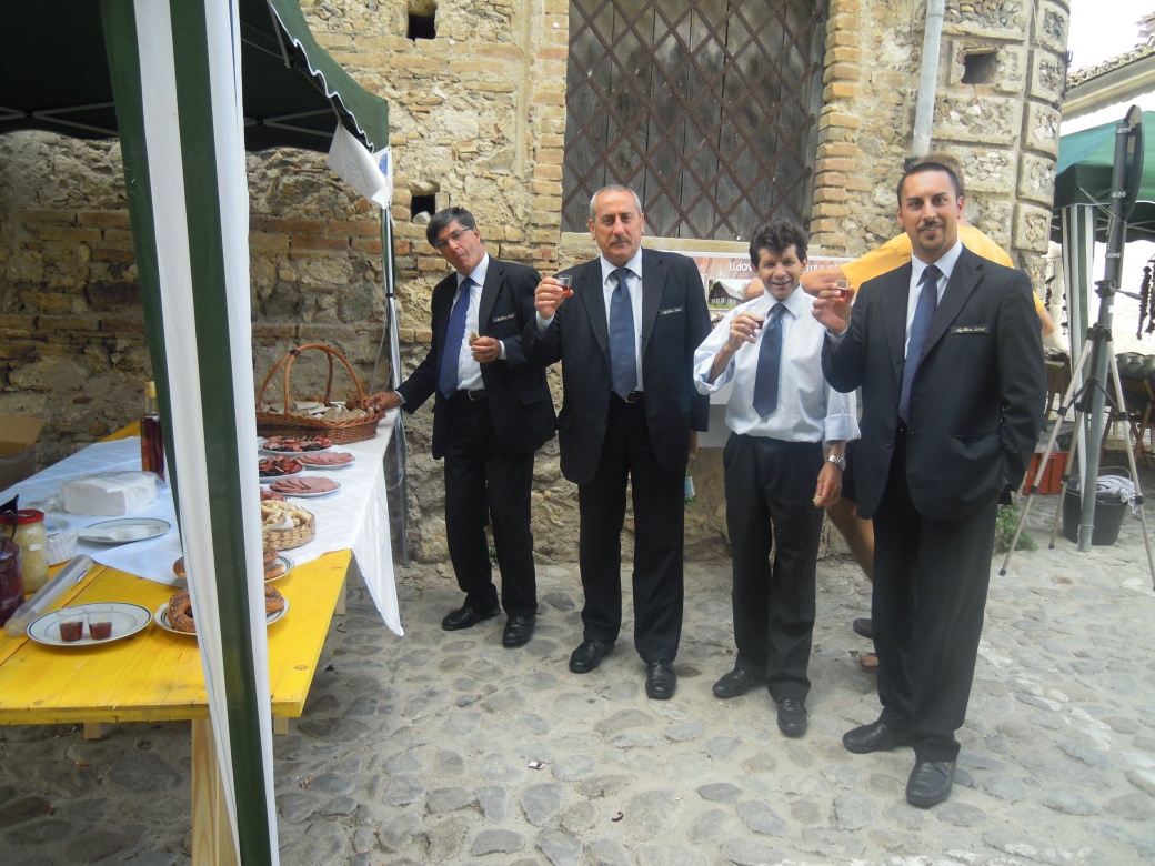...italská delegace s naší medovinou... (ještě se vrátili)
